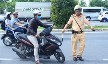 Mức phạt xe máy chuyển hướng không đúng quy định